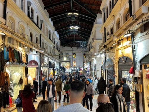 En marknad med massa människor